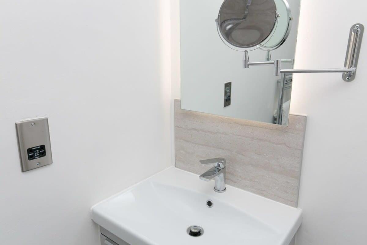 Stunning 2 Bedroom Apartment In Wallasey Eksteriør billede